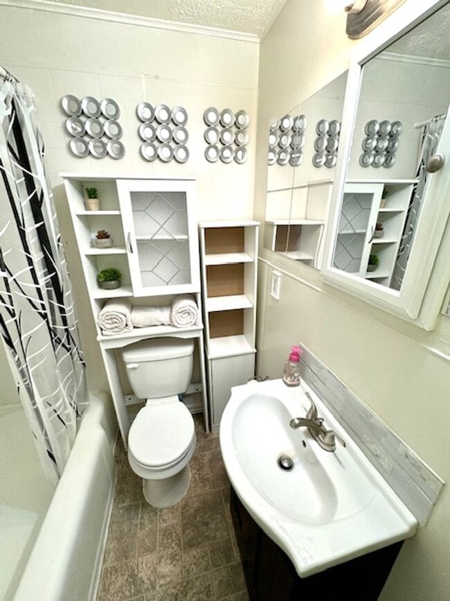 Building Photo - Clean Downtown One Bedroom Utilities Included