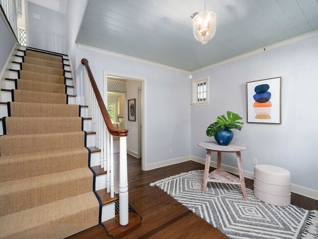 Building Photo - Gorgeous Victorian Home Ready to Rent! Hug...