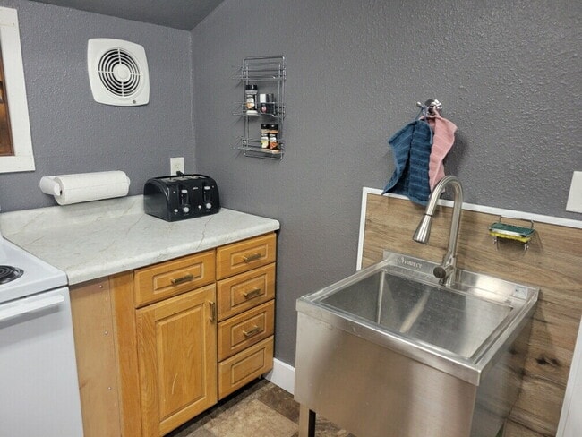 Building Photo - 208 6th Ave SW