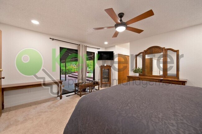 Building Photo - 9635 Oak Leaf Way