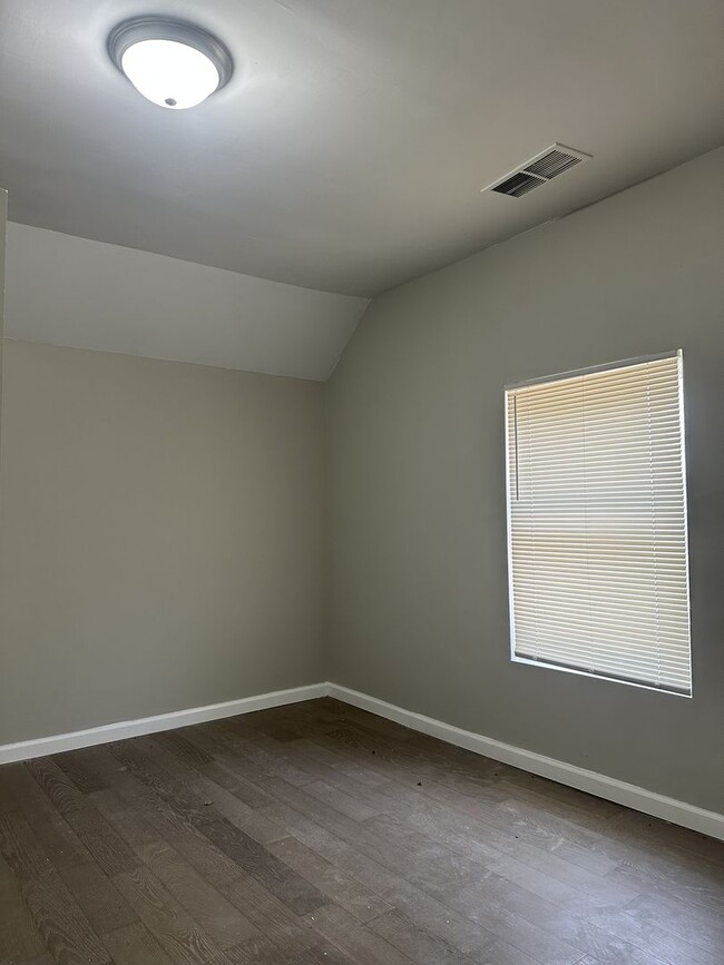 Building Photo - $1700 PER MONTH 3 Bedroom 1.5 Bathroom Hou...