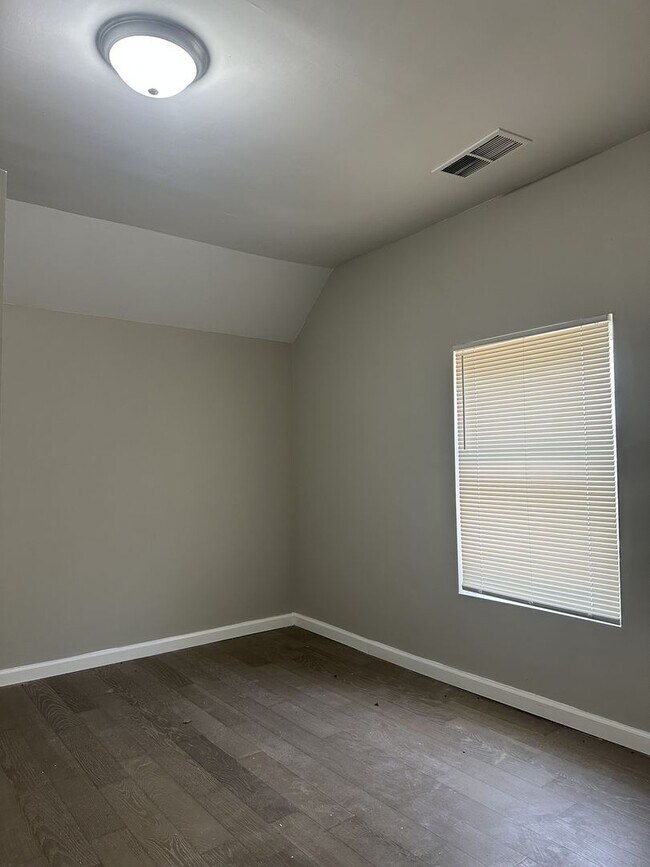 Building Photo - 3 Bedroom 1.5 Bathroom House in South Colu...