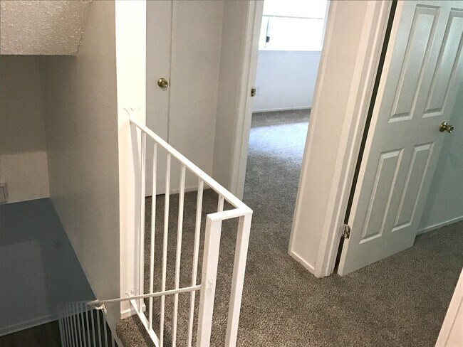 Building Photo - Townhouse condo Hillsdale Oaks
