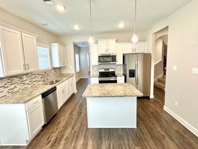 Building Photo - 405 Azalea Dr