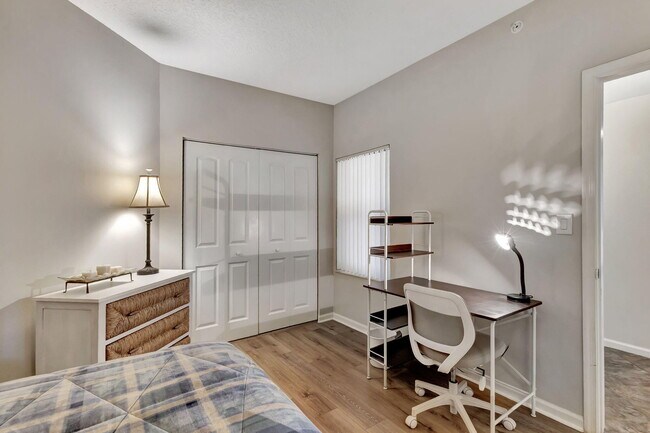 Building Photo - 300 Uno Lago Dr