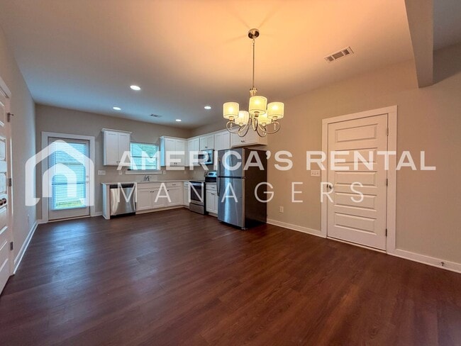 Building Photo - Modern Living in Brookwood!