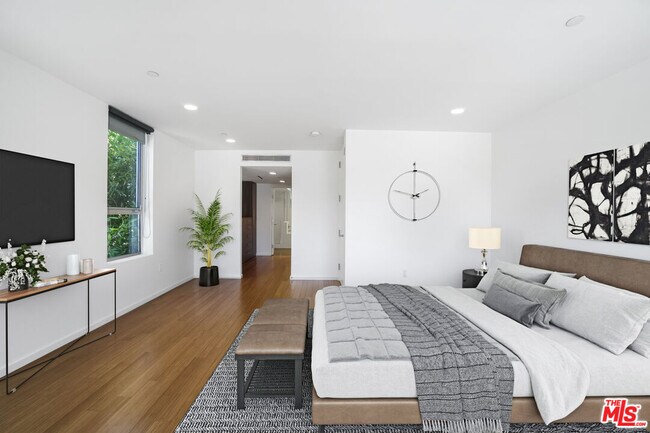 Building Photo - 1220 N Orange Grove Ave