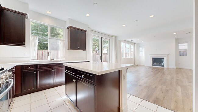 Building Photo - Bright & Beautiful 4 Bedroom 3 Full Bathroom Home!