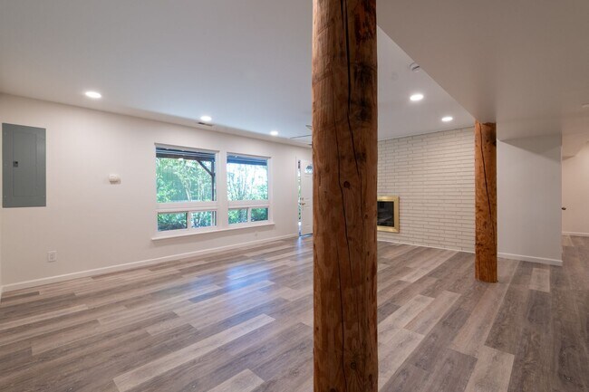 Building Photo - Exceptional Bellevue Home | Lake Sammamish Views | 5 Bed | 3 Bath | 3,380 Sq Ft