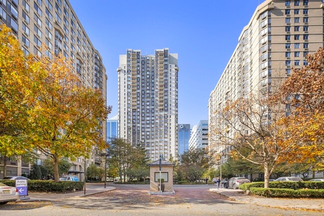 Building Photo - 45 River Dr S