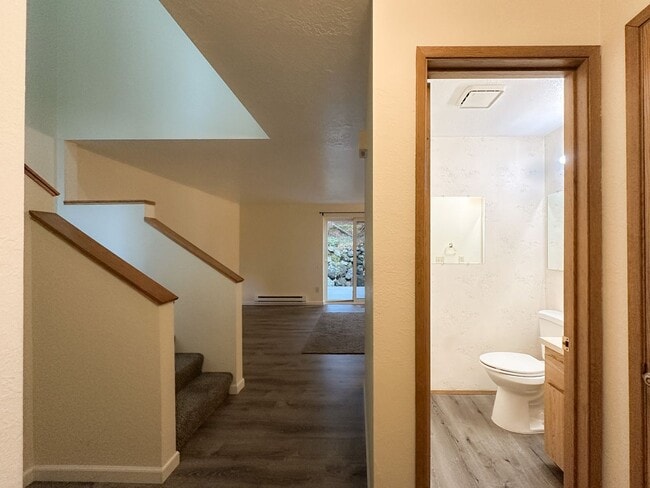 Building Photo - Charming 3-Bed Townhouse in Quiet Neighborhood Across from Park!