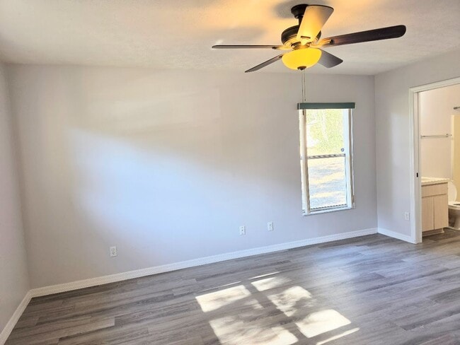 Building Photo - 3 bedroom, 2 bath, 2 car garage on a large lot!