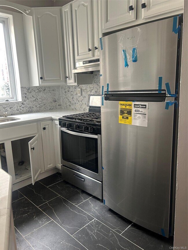 Building Photo - 594 E 38th St