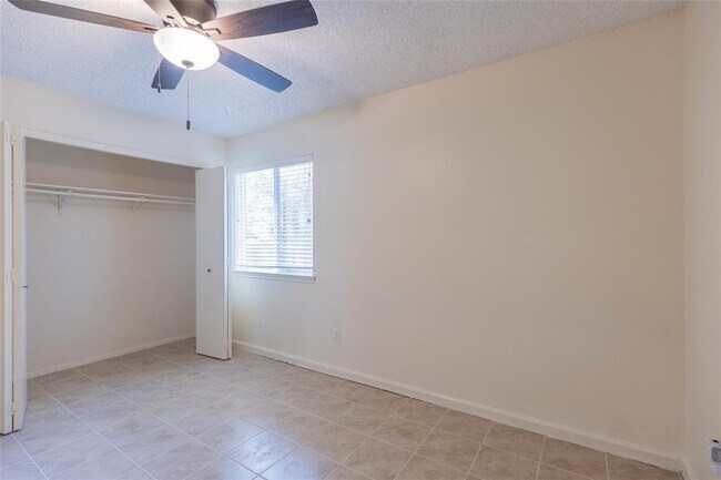 Building Photo - 909 Kavanagh Dr