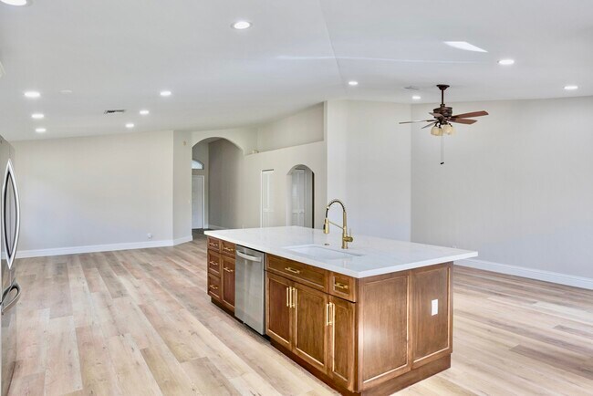 Building Photo - 1605 S Club Dr