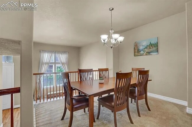 Building Photo - Beautiful 2 bedroom townhouse near Pine Cr...