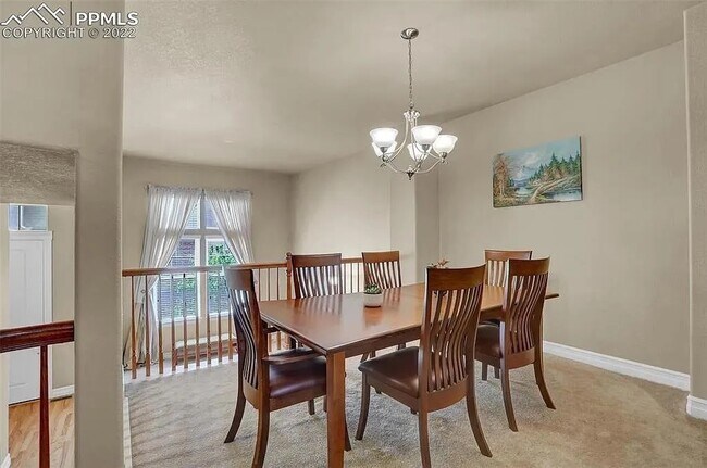 Building Photo - Beautiful 2 bedroom townhouse near Pine Creek!