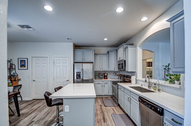 Building Photo - Del Rio Ranch Beauty