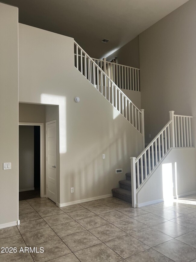 Building Photo - 1213 E Shangri La Rd