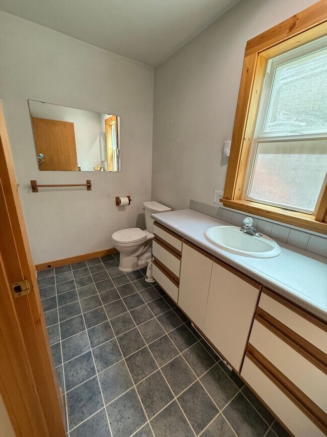 Building Photo - Unique 2 Bed/2 Bath Craftsman on Bend's We...