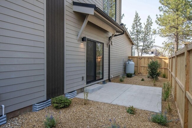 Building Photo - New Construction Townhome in SIsters