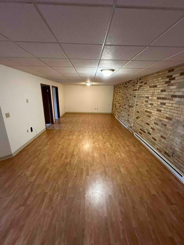 Building Photo - 320 Oak Ave N