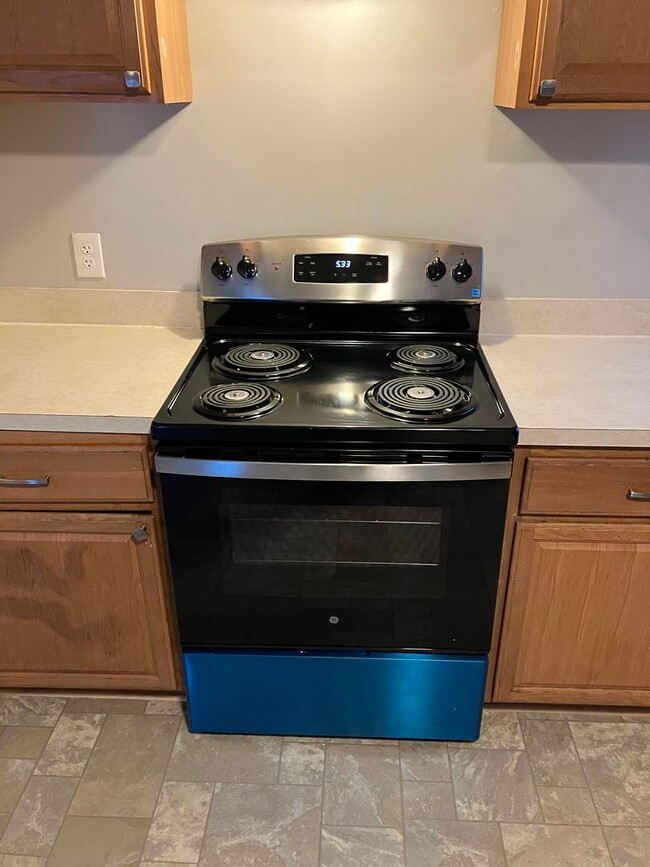 Building Photo - Spacious 4 bedroom 1.5 bath ranch Eastwood