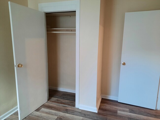 Br Closet - 23 Cortlandt St
