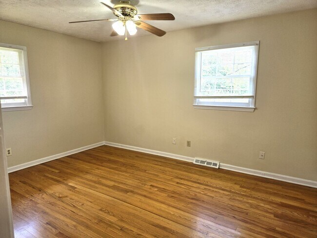 Building Photo - House in Gainesway With Huge Yard      250731