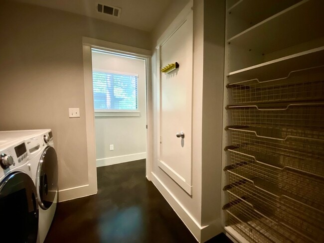 Building Photo - Charming 4 Bedrooms, 3 Bathrooms Home in Allandale!!!!