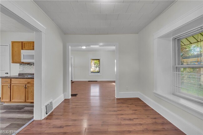Building Photo - 1296 W Wilbeth Rd