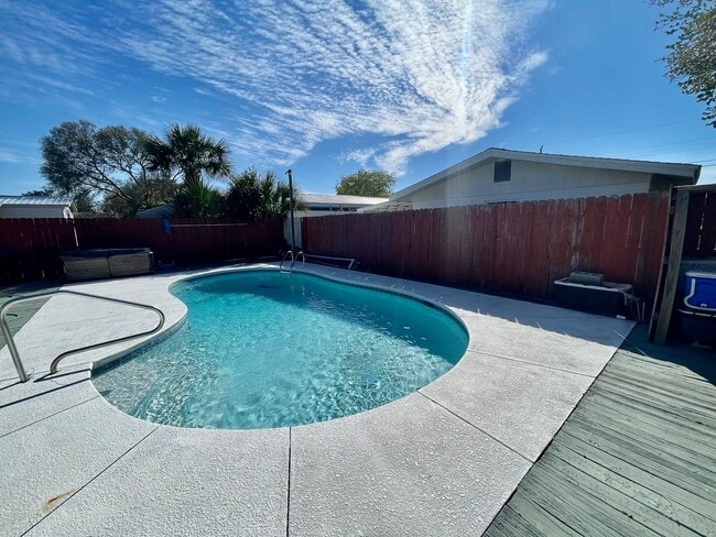 Building Photo - Recently Renovated 2 Bedroom / 2 bathroom ...