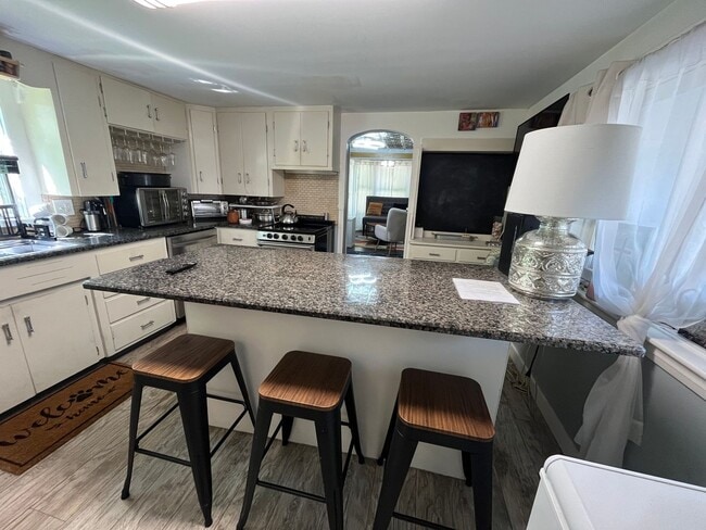 Building Photo - Fully Furnished Single Family House for Re...