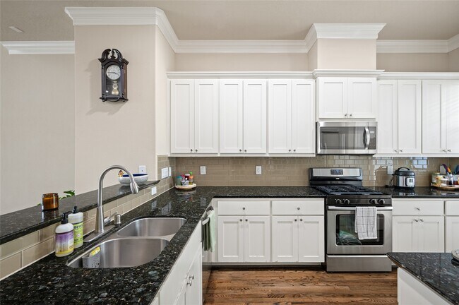 Building Photo - 1114 W 25th St