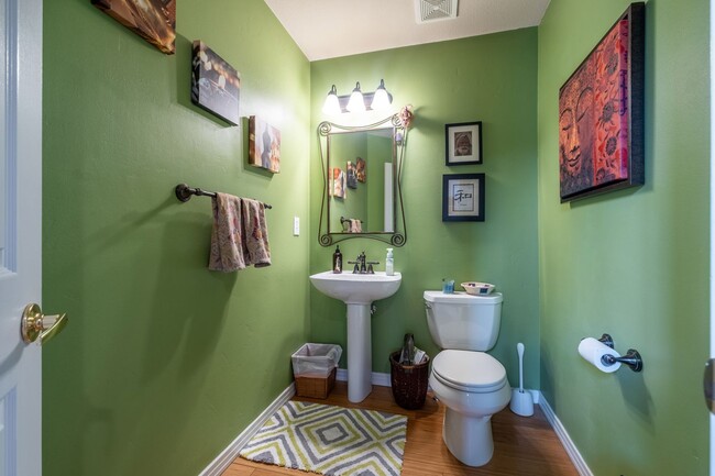 Building Photo - Gorgeous 6 bed 3.5 bath home located in Longmont, CO!