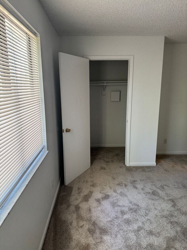 Building Photo - Great Features and Great Price!