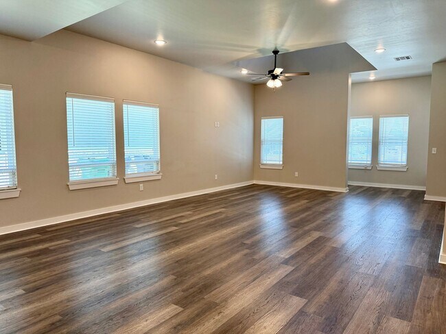 Building Photo - Large 2 Bed, 2 Bath in Beautiful Well-Main...