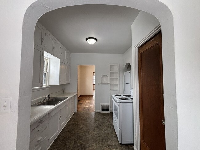 Building Photo - 2 Bedroom House for Rent