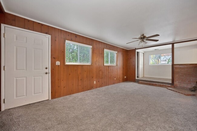 Building Photo - Charming 3 Bedroom, 2 Bath Home Close to Town