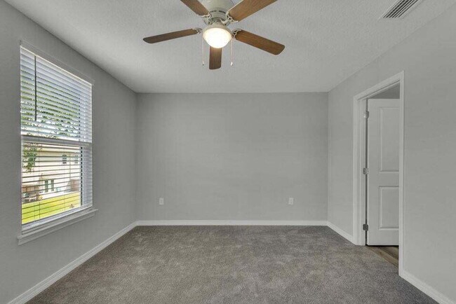 Building Photo - "Charming 2-Bedroom Townhouse with 2.5 Bat...