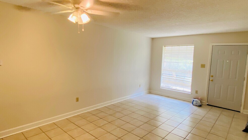 Building Photo - 14722 Hooper Rd