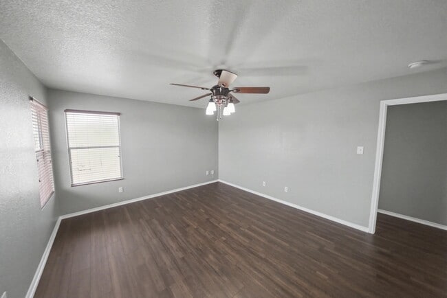 Building Photo - Spacious Cul-de-Sac Home with Greenbelt Privacy - Realtor Commission: $500