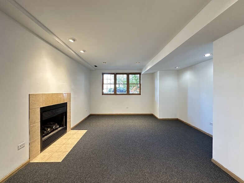 Building Photo - 918 N Paulina St