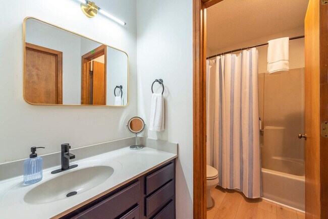 Building Photo - 41 Little Forest Dr