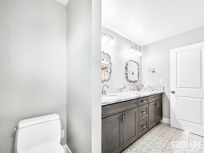 Building Photo - Stunning 4BD/2.5 BA W/ Large Backyard and ...