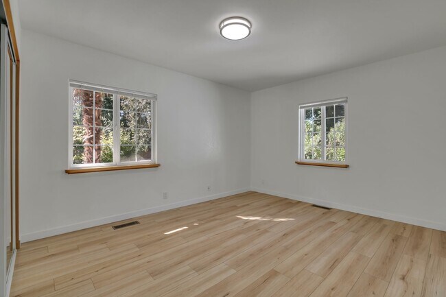 Building Photo - Updated Renton Retreat with Bonus Room, Fe...