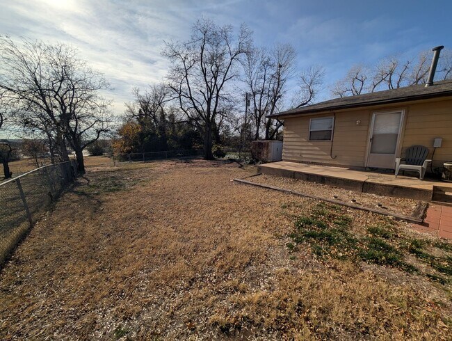 Building Photo - 2 bed, 1 bath duplex house in Edmond with central heat and air next to UCO campus