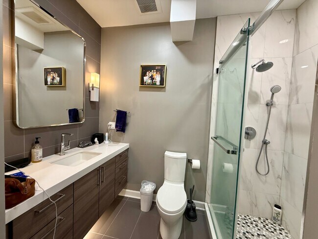 Building Photo - Stunning 2 Bed 2 Bath in the Wicker Park area