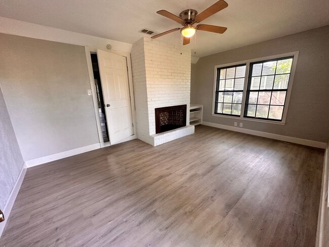 Building Photo - Charming 3 Bed 2 Bath Home with Bonus Den and Detached Garage