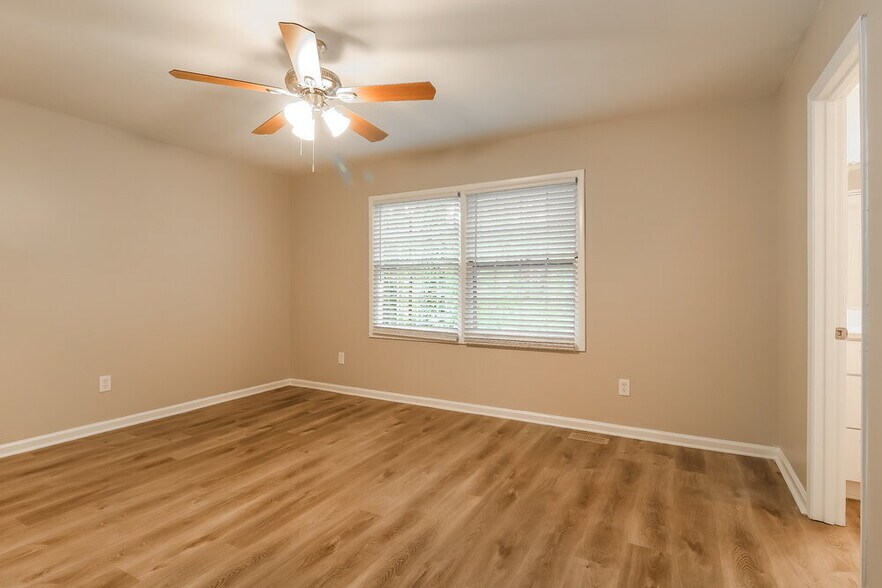 Building Photo - 3373 Heatherwood Ln SW